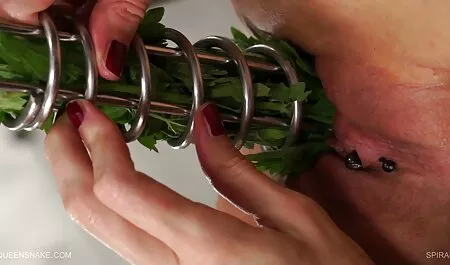 Uomo cazzo madre in bocca e tra i grandi seni nella vasca idromassaggio film xxx completo