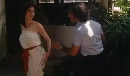 Mentre la moglie sta video hard interi chiacchierando con gli ospiti e bevendo whisky, l'uomo con la pensione della bionda in camera da letto, dove l'ha scopata duramente come una puttana sporca.