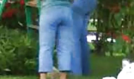 Un uomo calvo in una matura scopata bruna sexy in film di sesso completo calze con pene lungo