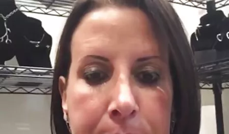 Due amiche catturano l'uomo e lo legano. video porno film interi Poi si spogliarono e tirarono fuori il suo cazzo