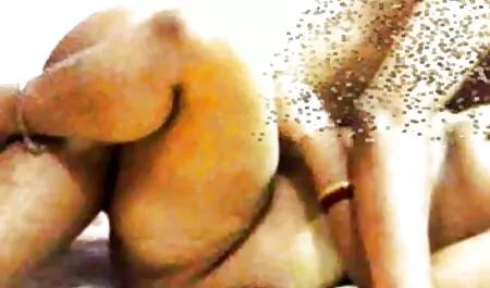 Invece di colazione, una bruna seduto sul tavolo film porno completi donne mature e masturbarsi