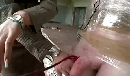 Bella donna, anche se con piccoli seni, in ginocchio davanti all'uomo, la toccò e chiese di spogliarsi, e poi inserire il pene in bocca e farlo sex film completi succhiare.