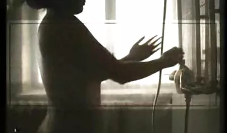 Valentina mostra il penetrazione completa video corpo sottile davanti alla telecamera