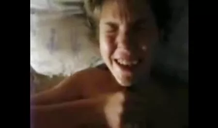 Bella bruna succhiare il pene di film porno italiano completo uomini