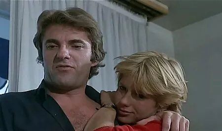 Cagna ubriaco accarezzando se stesso sotto il palo della lampada roberta gemma film completo