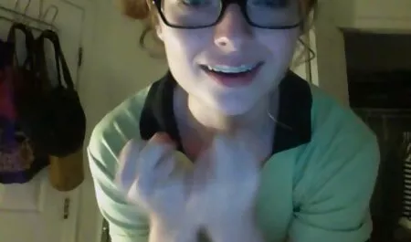 Video di imbarco di un'Università del Regno Unito . Una ragazza masturbandosi un ragazzo a una film hard completi free festa, e improvvisamente finisce, ma lui non è pronto per questo :)