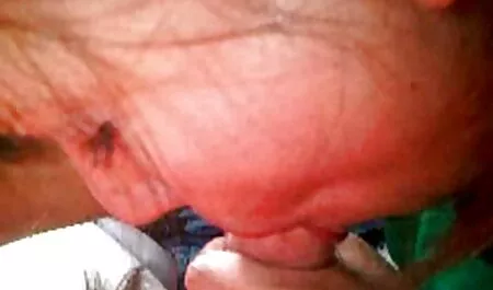 Cosa fanno film porno mature completi le ragazze quando sono sole? È vero, leccano la fica e scopano con un dildo spesso