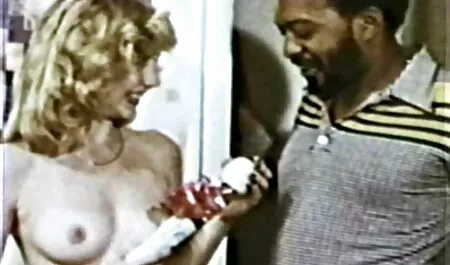 Un uomo calvo lecca la you porn film completi vagina e avvitare babe