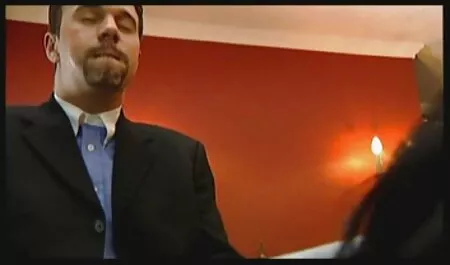 Ragazzo punisce suo figlio per video sex completo aver rubato
