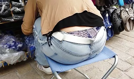 Dopo la posa filmpornoitalianocompleto di una tavoletta di cioccolato sexy sul divano, nigga che ha colpito con il suo pene che è di spessore e cums sul suo viso
