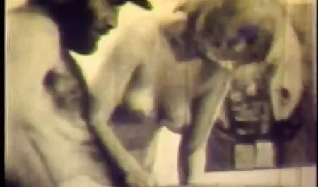 Sexy ragazza strofinando film porno italiano gratis completo la figa sul suo amato pollo