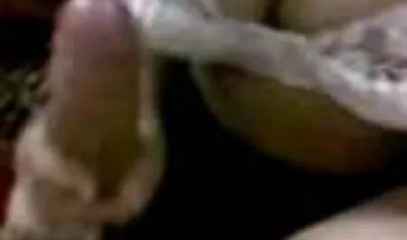 Riprese porno film completi gratis di sua moglie mentre accarezzava la figa pelosa del suo