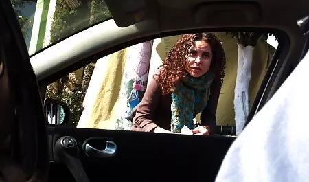 Un film porno completi con trama meccanico di auto avvitamento cagna rosso nel garage sul pavimento sporco