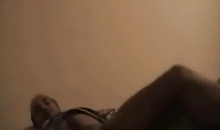 Cagna in calze di nylon film interi erotici avvitando la figa con un tacco