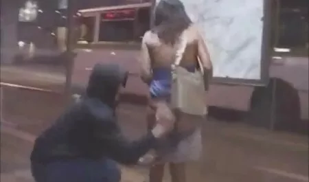 Capri vuole giocare con la figa della sua ragazza penetrazione completa video
