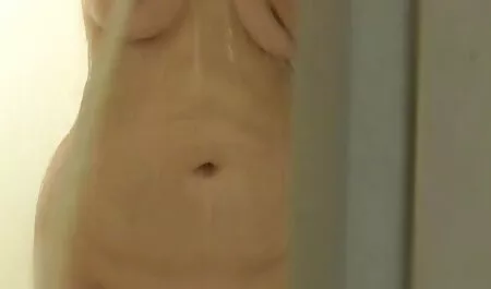Un pulcino con tatuaggi succhiare video hard completi un gallo