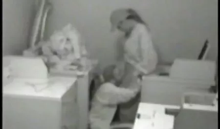 Un uomo in film completi xxx una posizione di avvitamento della sua ragazza