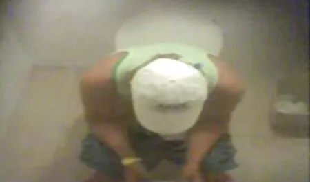 Una giovane ragazza è venuto a trovare un lavoro, e quando è venuto in ufficio del regista, l'uomo nuovi film porno completi era molto simile a lui, le ha offerto una posizione, ma la prima volta a fare l'amore sul divano.
