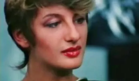 Cagna con film porno completi tinto brass i fori rasata e cosparso di olio da uomo