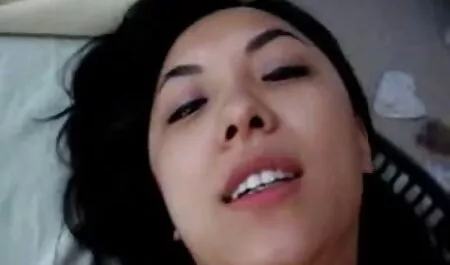 Una bella bruna succhia youporn film completi un grosso cazzo negro