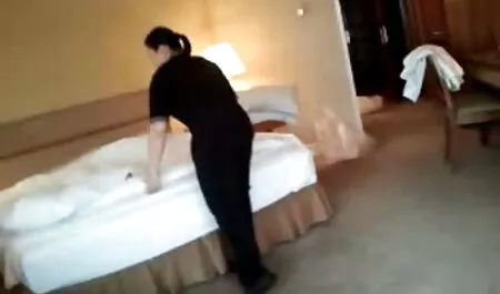 Seduto in video porno film completo cima e schiaccia il pene di suo marito