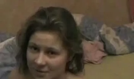 La bruna film completo di lesbiche ha deciso di radersi la figa