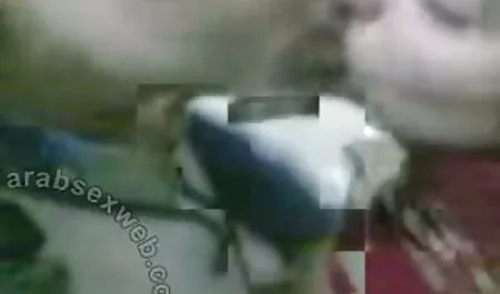 Latina accarezzando se stesso davanti a uno film porno amatoriale completo specchio