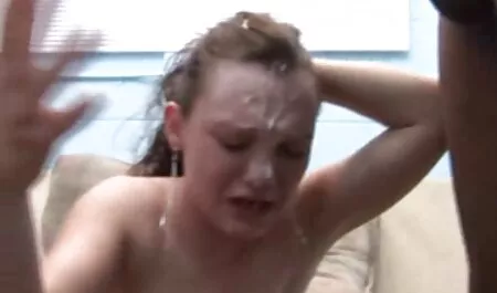 Padrona dominante toccando il film porno completi da scaricare volto del suo schiavo al pavimento con i tacchi