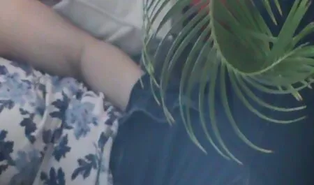 Sexy ragazza e uomo videoporno completi dai capelli grigi donna