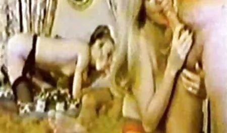Penelope schiumando i suoi grandi seni in cucina e scoparsi con il grasso di pollo film porno completi con animali di gomma