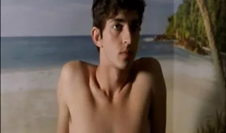 L'uomo inserendo 4 dita completo porn nella vagina stretto allungarlo al limite