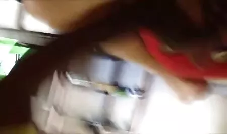 Ragazza film completi centoxcento su un lettino accarezzando se stesso