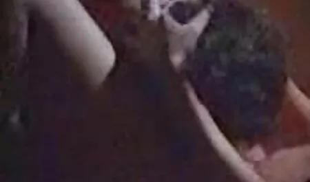 La ragazza si tolse le mutandine, bagna le dita e inizia a masturbarsi film porno completo napoletano