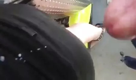 Negro che viene pompato torcendo le gambe nel simulatore, la moglie della bionda film intero hard succhia tutto il dolore lontano da lui