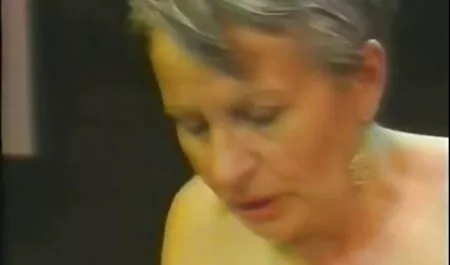 Procace maturo Natalia giochi film porno americani completi con se stessa