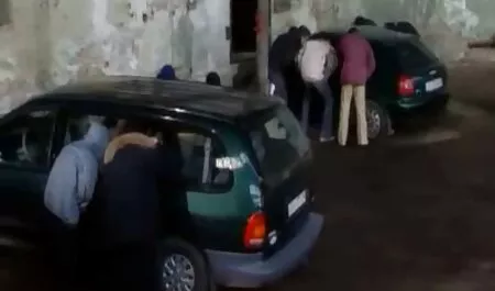Fatima nel parco sedersi a pornoitaliano completo urinare sul sentiero
